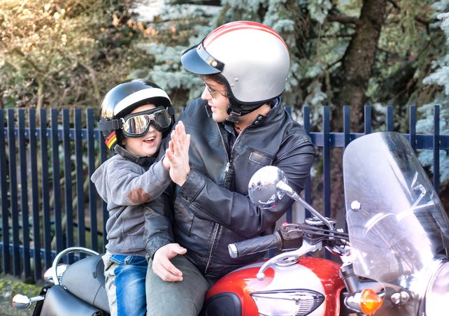 Los lentes son esenciales cuando el casco es abierto y no tiene visor.