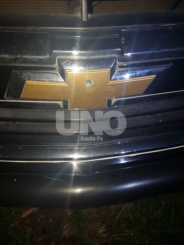 El impacto del balazo en el frente del vehículo