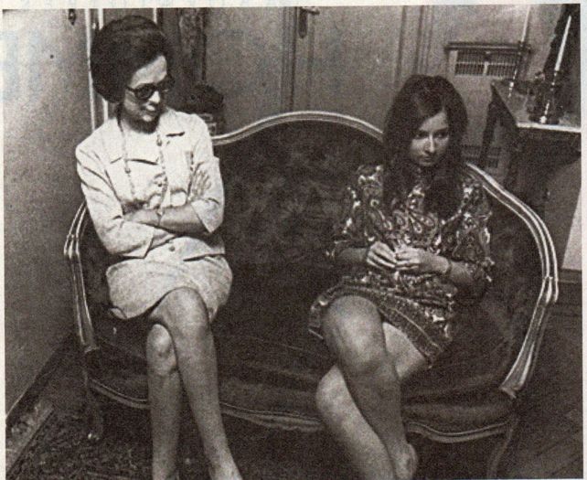 Uno de los pocos registros de Clotilde después del ataque. En la imagen se la ve junto a su hija Cristina. Álbum Jorge Barón Biza.