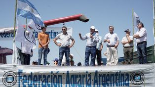 Carlos Achetoni, presidente de FAA, realizó el cierre de la asamblea junto a los máximos referentes de la Mesa de Enlace.