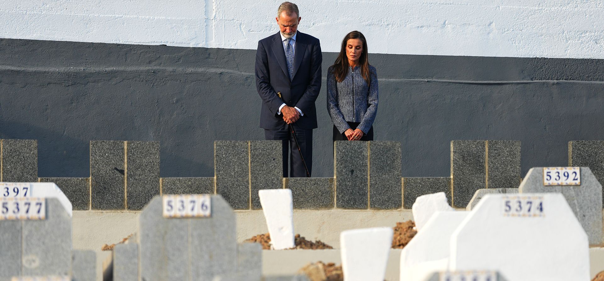 El rey Felipe VI y la reina Letizia de España permanecen en el cementerio de Sidi Embarek —donde están enterradas las personas fallecidas en el mar los días 30 y 31 de julio— durante su visita al enclave español de Ceuta, el martes 13 de octubre de 2026. (Foto AP/Manu Fernández) El rey Felipe VI y la reina Letizia de España permanecen en el cementerio de Sidi Embarek —donde están enterradas las personas fallecidas en el mar los días 30 y 31 de julio— durante su visita al enclave español de Ceuta, el martes 13 de octubre de 2026. (Foto AP/Manu Fernández)