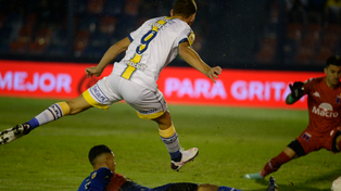 Ruben se demoró más de la cuenta y pateó exigido. El partido iba 1-0.