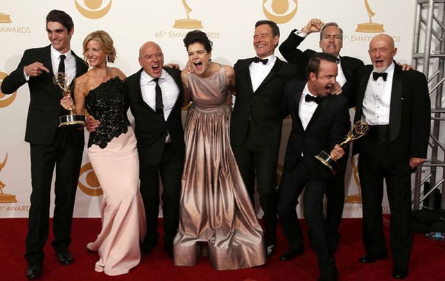 Pura sonrisa. El elenco y los productores de Breaking Bad festejaron un premio merecido que tardó en llegar.