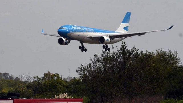 El vuelo de Aerolíneas viaja a Rusia y vuelve el martes con vacuanas y el principio activo.