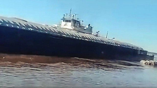 El remolcador chocó contra la barranca en Puerto Curtiembre.