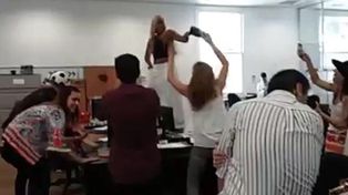 Despidieron a una funcionaria que bailó sobre una mesa en una fiesta de la exEsma