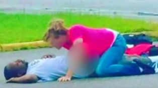 La pescan teniendo sexo en la calle con su marido ebrio e inconsciente