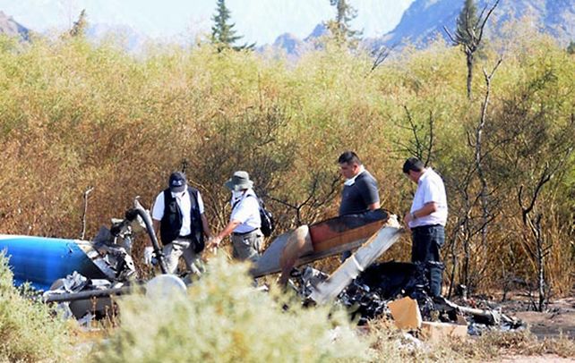 Villa Castelli. Policías y forenses retiraron ayer los diez cuerpos del lugar.