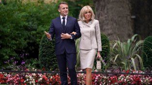 Macron presentará pruebas científicas para demostrar que su esposa es mujer