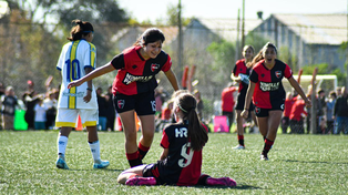 Catalina Re Borgognone (9) festeja el gol del triunfo del sub-16 de Newells ante Central en el fútbol femenino de AFA.