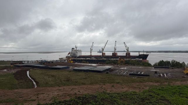 Santa Fe exportó&nbsp; desde el muelle de la Zona Franca&nbsp; 30.000 toneladas de acero a Colombia: la operación movilizó 1.092 camiones