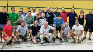Todos juntos. Pelotaris y dirigentes del club Fábrica de Armas Domingo Matheu, luego de los torneos que tuvieron un gran éxito. Un paso adelante.