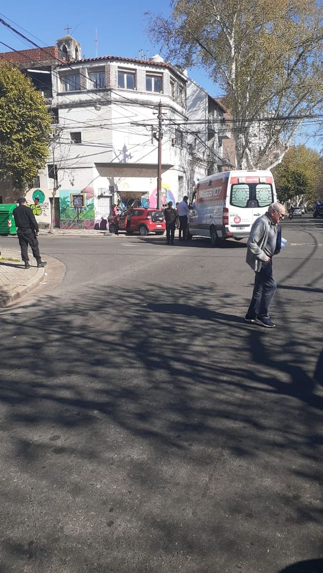 Fuerte choque entre una ambulancia del Sies y un auto particular