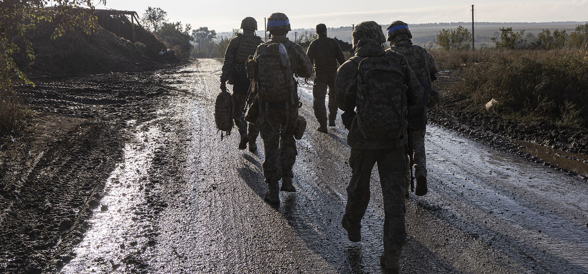 Un grupo de militares ucranianos camina por una carretera cerca de la línea del frente cerca de Bakhmut, región de Donetsk, Ucrania, el sábado 16 de septiembre de 2023. El Estado Mayor de las fuerzas armadas de Ucrania anunció la recuperación de la aldea de Andriivka, a 10 kilómetros al sur de la ciudad de Bakhmut, ocupada por Rusia, el viernes. (Foto AP/Alex Babenko). Un grupo de militares ucranianos camina por una carretera cerca de la línea del frente cerca de Bakhmut, región de Donetsk, Ucrania, el sábado 16 de septiembre de 2023. El Estado Mayor de las fuerzas armadas de Ucrania anunció la recuperación de la aldea de Andriivka, a 10 kilómetros al sur de la ciudad de Bakhmut, ocupada por Rusia, el viernes. (Foto AP/Alex Babenko).