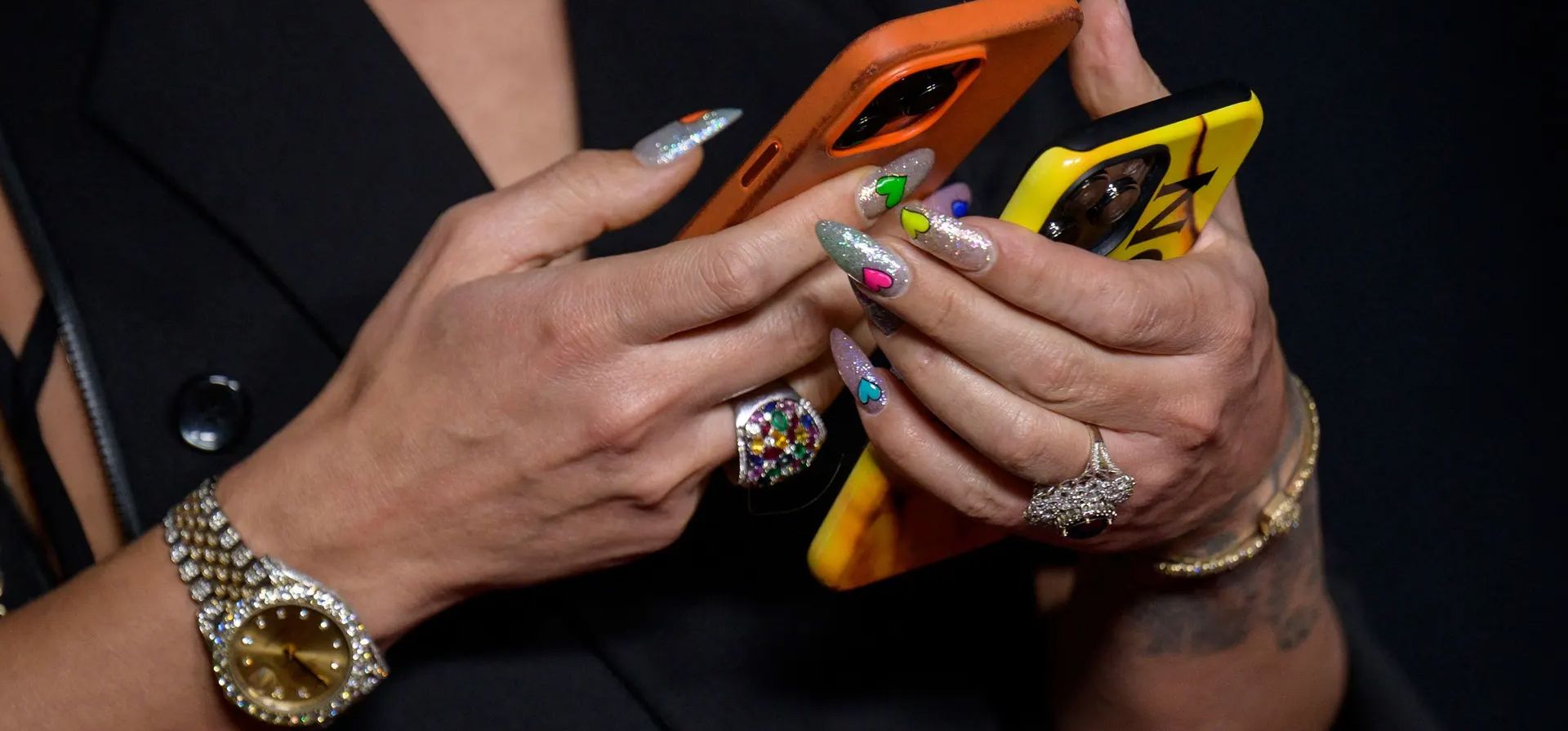 Un influencer revisa sus teléfono cuando llega al evento Virtual LED Mega Wall de Pier 59 Studios, para dar inicio a la semana de la moda de Nueva York. Fotografía: Angela Weiss/AFP/Getty Images