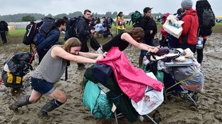 Glastonbury, el mítico festival británico se celebra bajo la lluvia y el barro