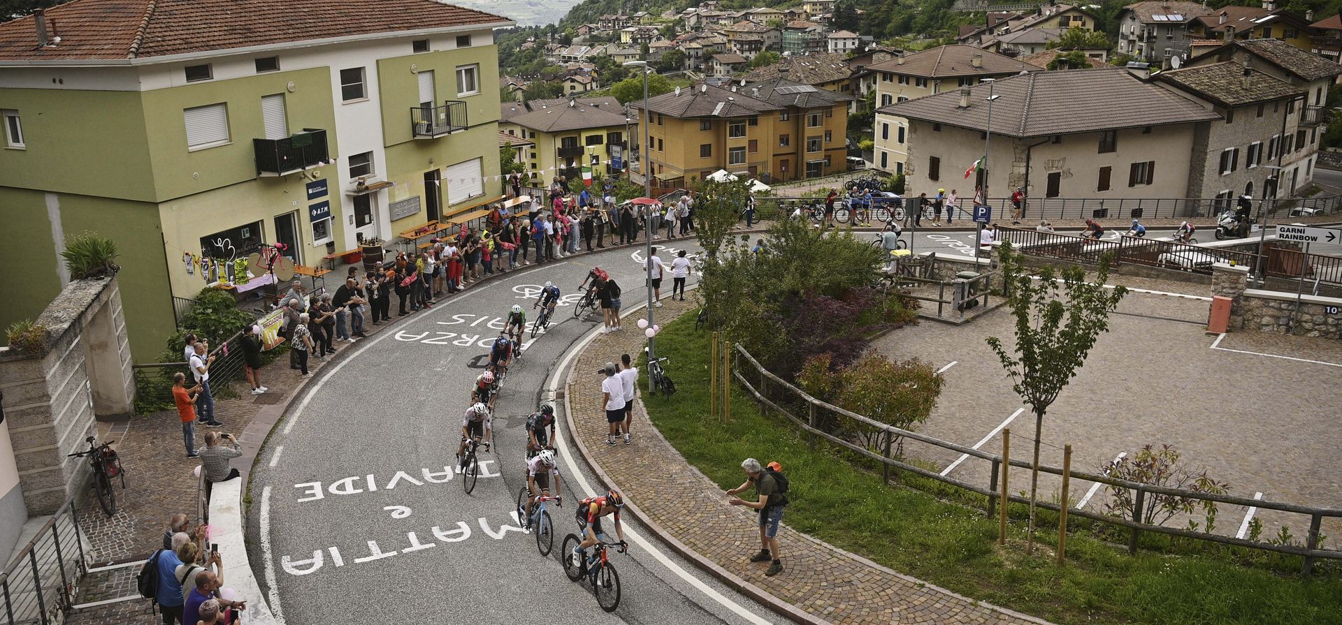 Los ciclistas pedalean durante la etapa 16ª del Giro D Los ciclistas pedalean durante la etapa 16ª del Giro D