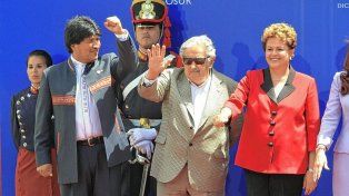 José Pepe Mujica en Paraná, rodeado por Evo Morales y Dilma Rousseff, por aquel entonces presidentes de Bolivia y Brasil, respectivamente.