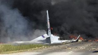 EEUU: cinco muertos al caer un avión militar cerca de aeropuerto