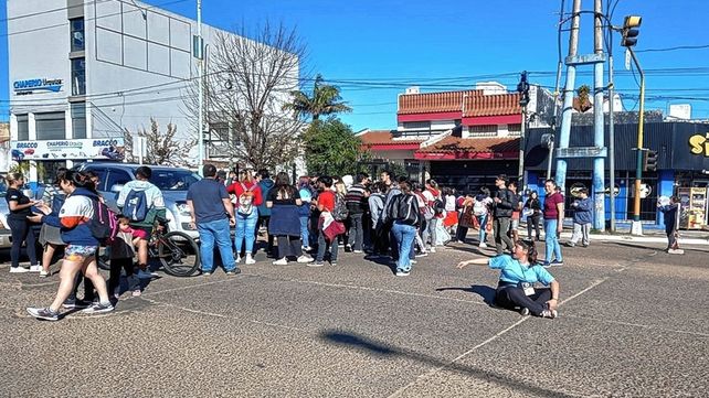 Los chicos realizaron una manifestación en la Avenida San Lorenzo durante la tarde. (Foto Diario Río Uruguay)