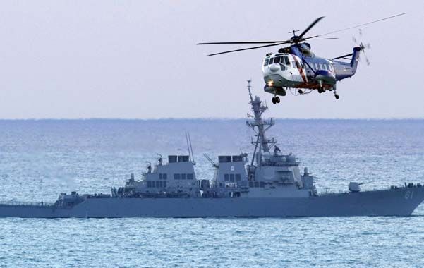 Poderío naval. Un helicóptero militar libanés sobrevuela el destructor estadounidense Ramage