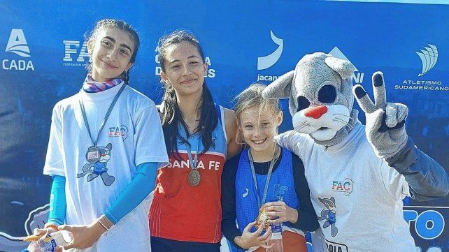 La santafesina Luz Yanara Aguirre Pacheco (centro) se consagró campeona nacional en salto con garrocha.