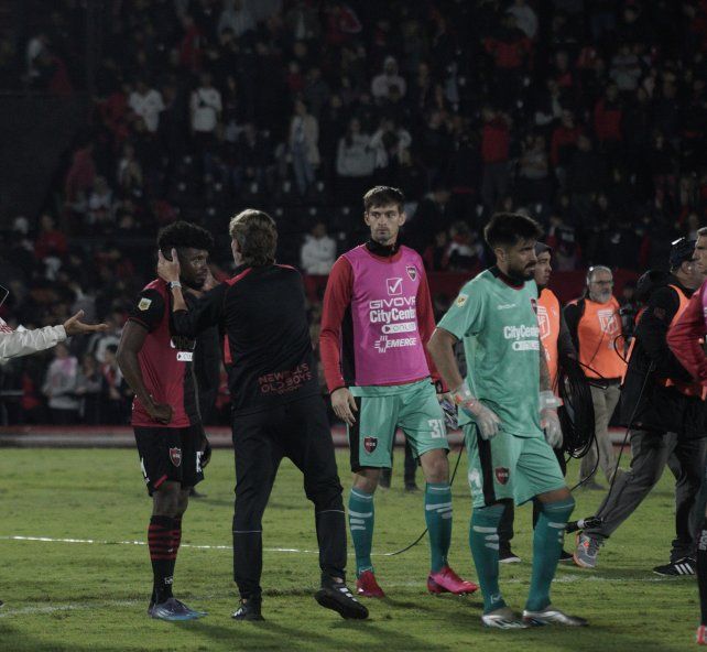 Desazón. Heinze consuela a Mosquera y Hoyos se lamenta.