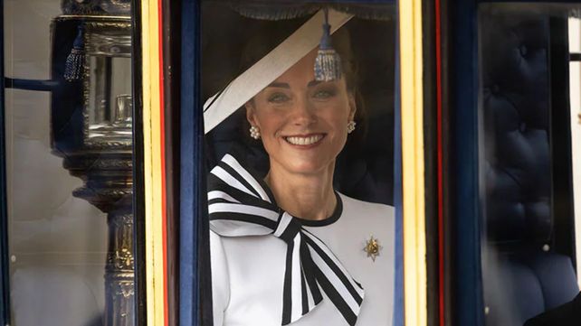 Kate Middleton se mostró al llegar al Palacio de Buckingham con su marido William y sus hijos para asistir al desfile militar “Trooping the colour”.