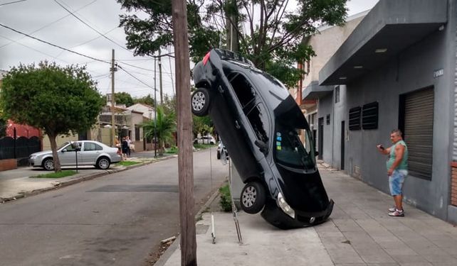 Dejalo parado ahí nomás....&nbsp; El conductor del auto hizo caso a la recomendación y así estacionó su auto.&nbsp; 