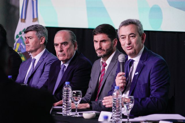 El gobernador Pullaro y el ministro Francos en el centro de la imagen junto a los intendentes Javkin