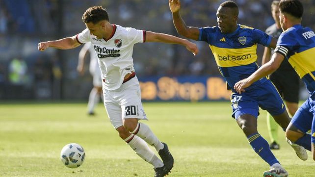 Cristian Ferreira se le escapa a Advíncula