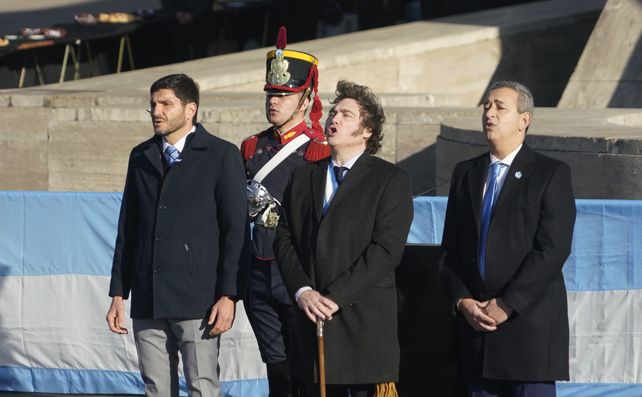 Día de la Bandera: un acto breve, protocolar y lleno de aplausos y silbidos