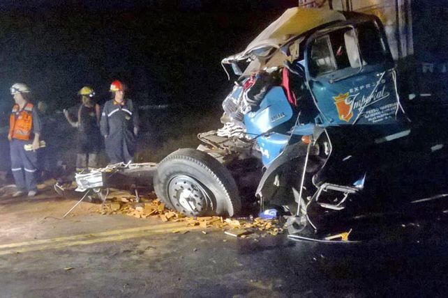Impactante choque de camiones en la ruta 12