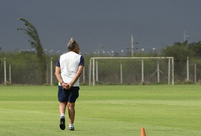 Miguel Angel Russo observa el cielo en la previa de la práctica de ayer. El plantel no pudo entrenar.