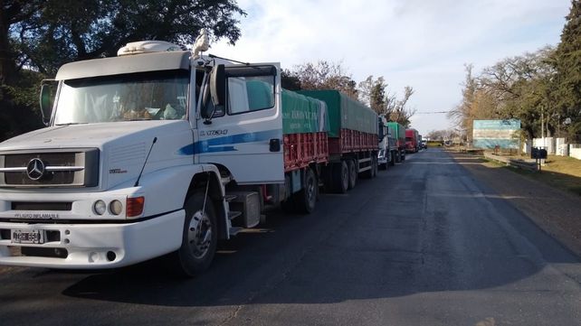 CAmiones bloquean la ruta nacional 11 cerca de Villa La Ribera. 