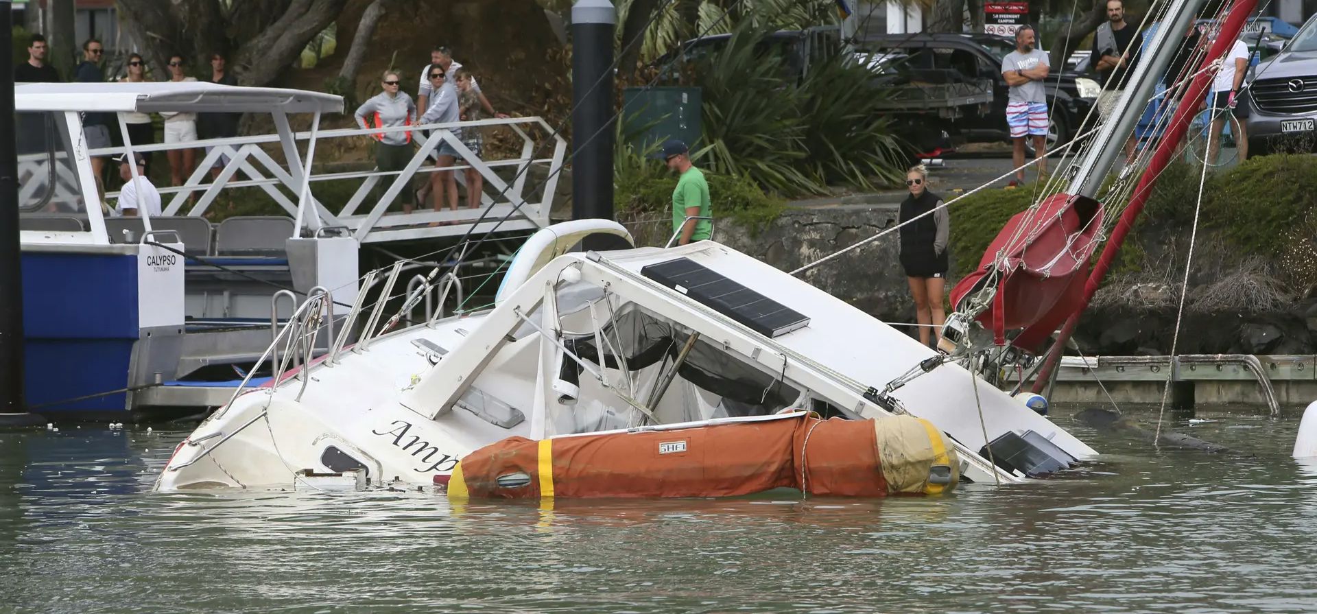 Un barco dañado en un puerto deportivo en Tutukaka, Nueva Zelanda, después de que las olas de la erupción del volcán Tonga barrieron el puerto deportivo. Fotografía: Tanya White/AP