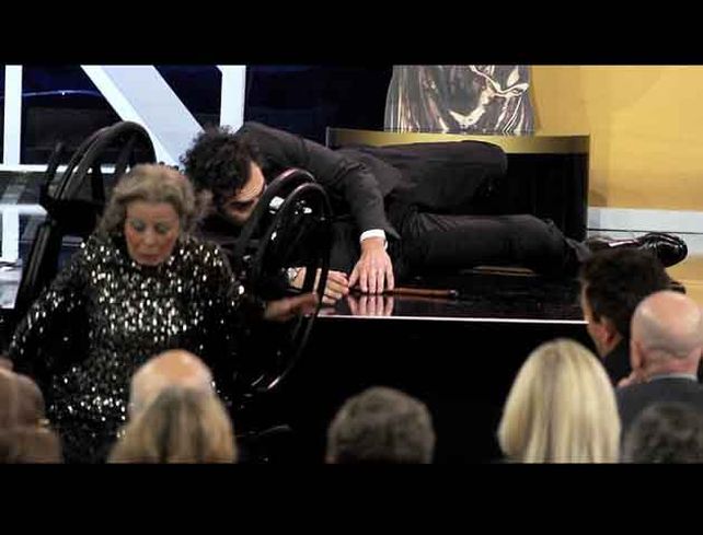 El comediante Sacha Baron Cohen empujó a una anciana en silla de ruedas desde un escenario