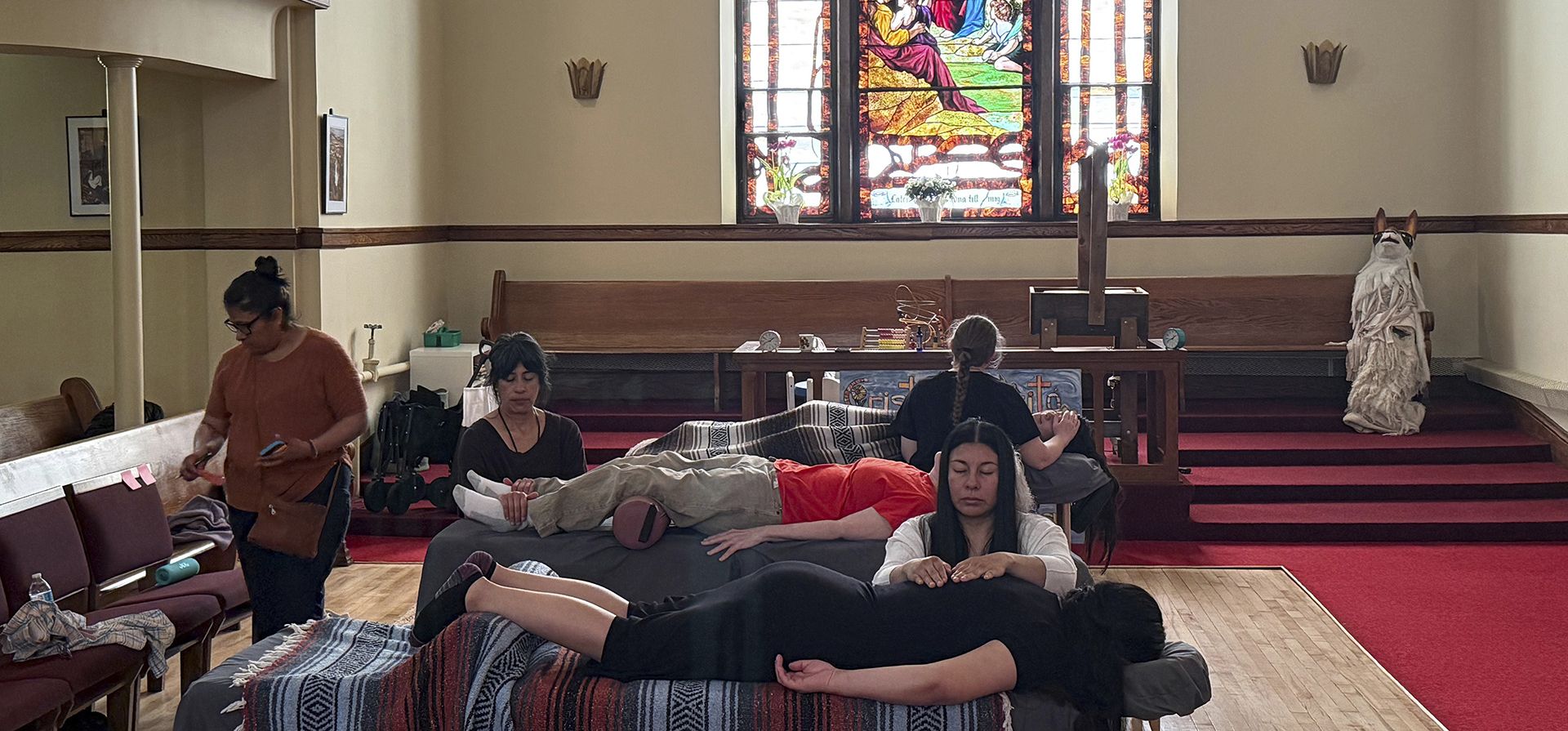 Dos practicantes realizan tratamientos de Reiki en el santuario de la Iglesia Luterana San Pablo-San Pablo, donde la feligresa Lizete Vega (izquierda) ayudó a organizar sesiones de bienestar como parte de su ministerio para migrantes, en Minneapolis, el domingo 27 de abril de 2025. (Foto AP/Giovanna Dell’Orto) Dos practicantes realizan tratamientos de Reiki en el santuario de la Iglesia Luterana San Pablo-San Pablo, donde la feligresa Lizete Vega (izquierda) ayudó a organizar sesiones de bienestar como parte de su ministerio para migrantes, en Minneapolis, el domingo 27 de abril de 2025. (Foto AP/Giovanna Dell’Orto)
