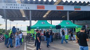 Los trabajadores del peaje del puente Rosario-Victoria se concentraron este jueves frente a las cabinas.&nbsp;