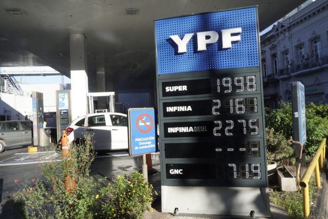 El litro de nafta súper llegó a casi 2.000 pesos el miércoles 25 de marzo de 2026 en las estaciones de servicio de YPF de Rosario.