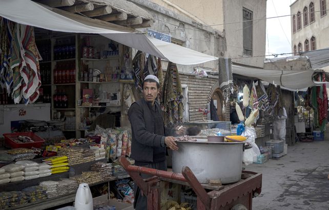 Un vendedor ambulante vende maíz en un vecindario predominantemente hazara en Kabul