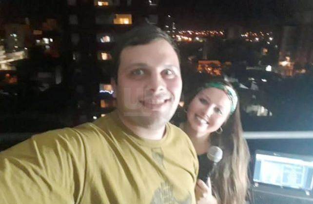 Renzo y María Sol en el balcón de su departamento desde donde brindan miniconciertos a los vecinos.