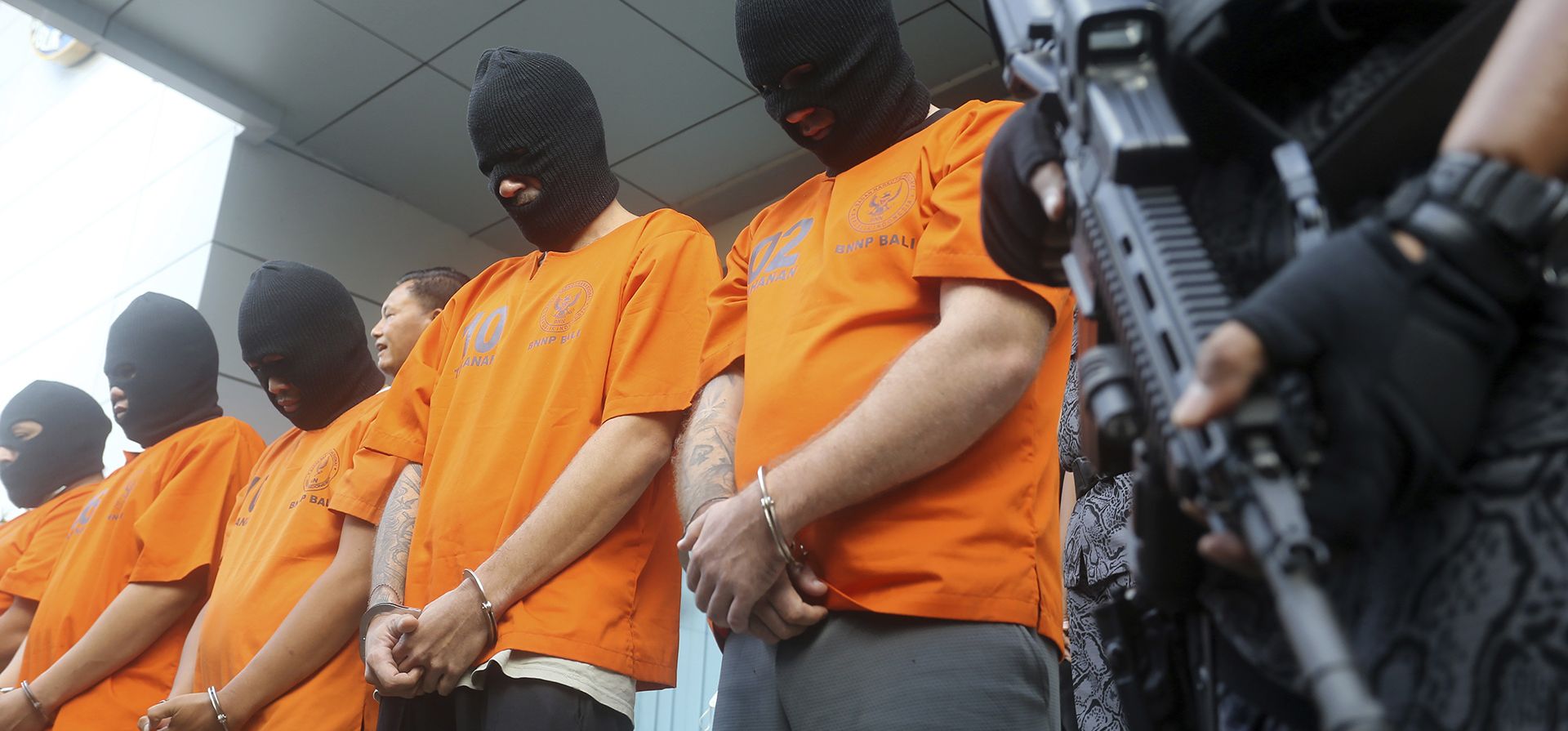 Sospechosos detenidos por cargos de drogas durante una conferencia de prensa en Bali, Indonesia, el viernes 5 de agosto de 2022. Las autoridades de Indonesia arrestaron a un grupo de extranjeros por distribuir cocaína en la isla turística indonesia de Bali a fines de julio, los sospechosos fueron identificados como británicos, brasileños y mexicanos.