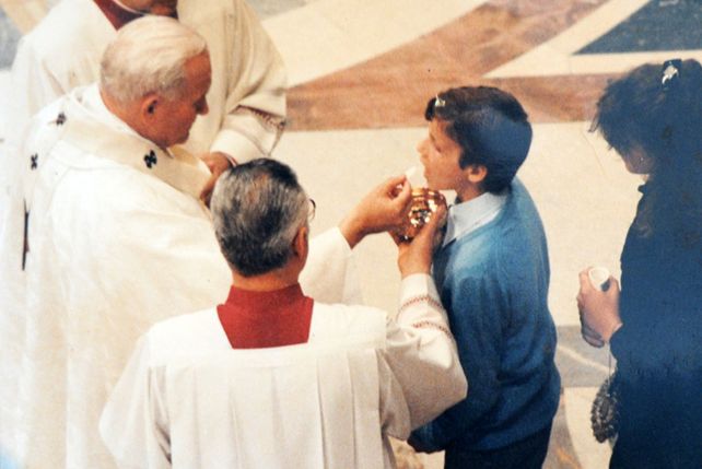 Mauro tomando la comunión durante la ceremonia