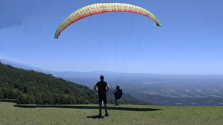 Turismo en el aire tucumano: invitaciones a sobrevolar la selva y ver las estrellas