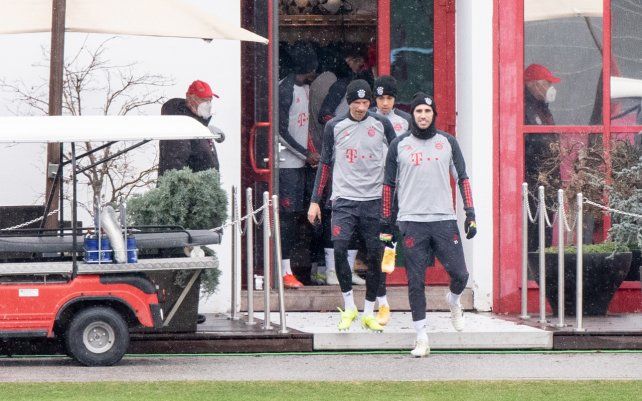 Thomas Mueller y Javi Martínez llegan para la última sesión de entrenamiento del equipo antes del partido de vuelta de los octavos de final de la UEFA Champions League.
