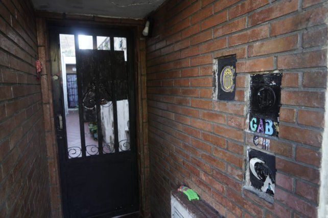 La policía rosarina comenzó a investigar el asesinato de un hombre de 58 años el jueves 9 de abril de 2026. Gabriel Marcos Beauvallet vivía solo en una casa de pasillo ubicada sobre Arévalo al 7100.
