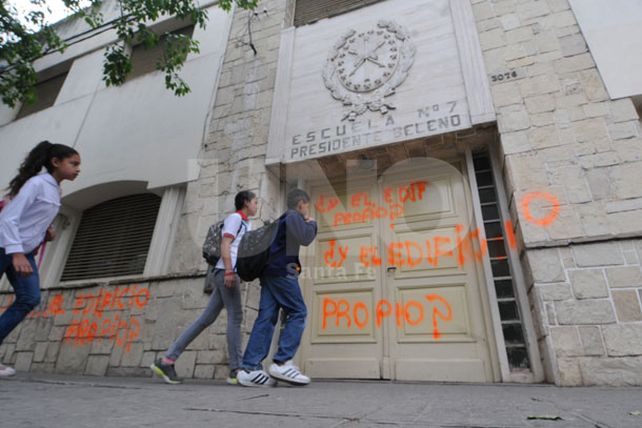 La Escuela Beleno amaneció con pintadas en su fachada
