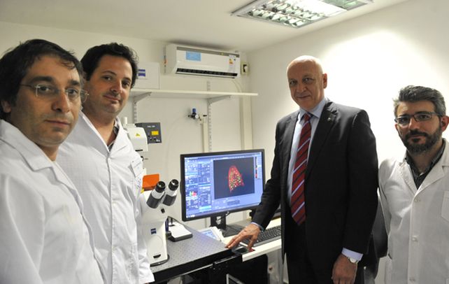 estreno. El gobernador recorrió el IBR. La provincia aportó fondos para un importante microscopio alemán. (Virginia Benedetto / La Capital)