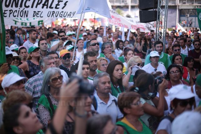Estatales y docentes marcharon a Casa de Gobierno en repudio del techo del 18% y denunciaron aprietes